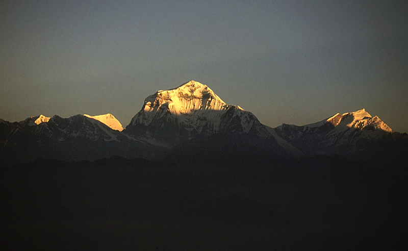 412_Zonsopkomst met uitzicht op Dhaulagri (8167 m), vanaf Poon Hill.jpg